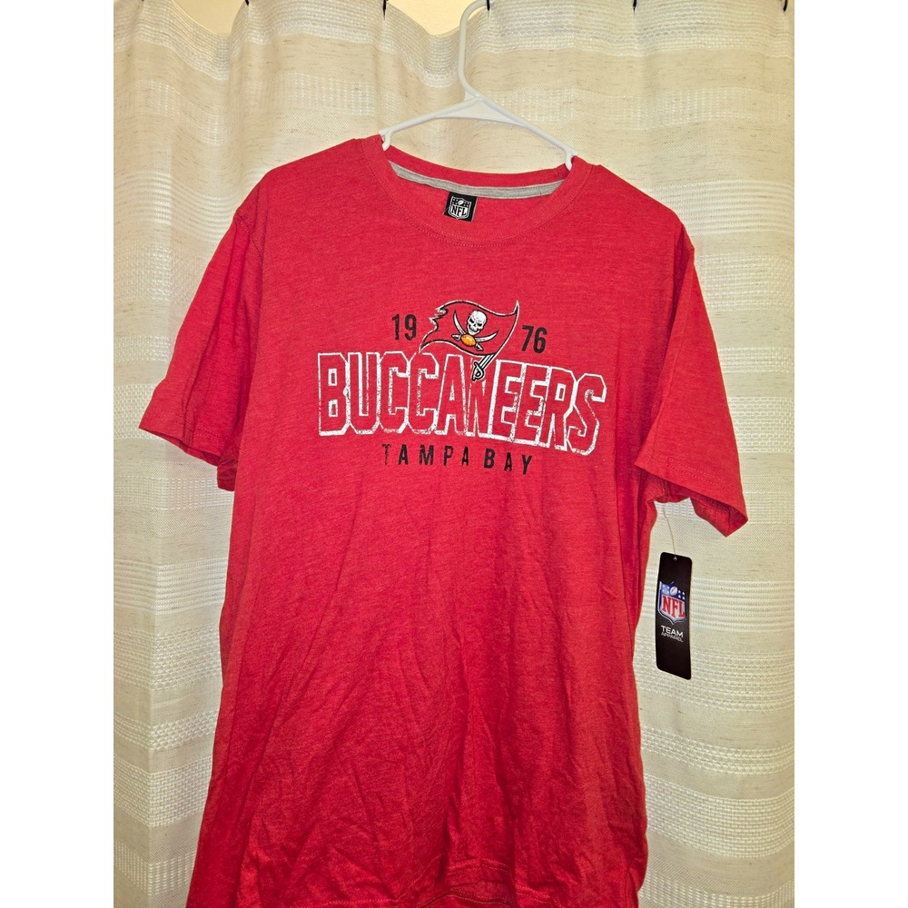 NFL Team Apparel Tampa Bay Buccaneers Red T-Shirt L Officially Licensed NFL
